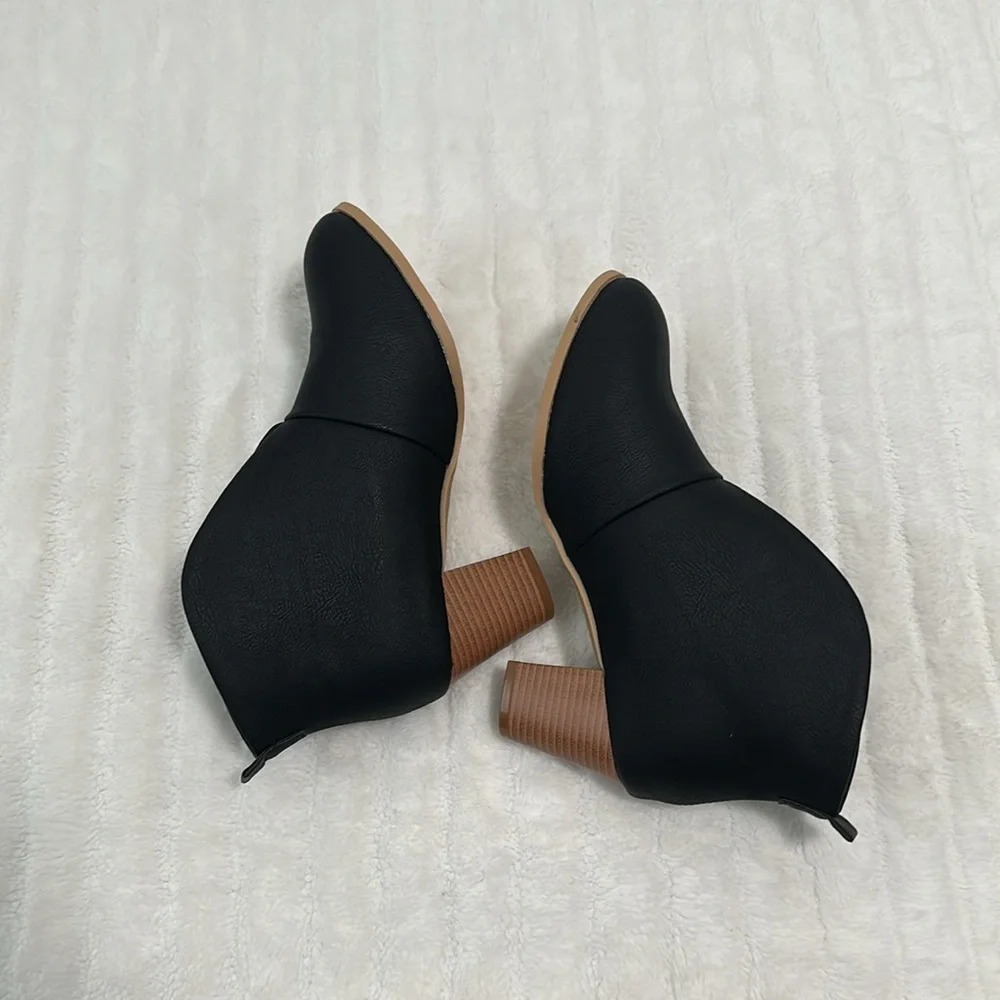 🦆 NWOT Amazon Bootie